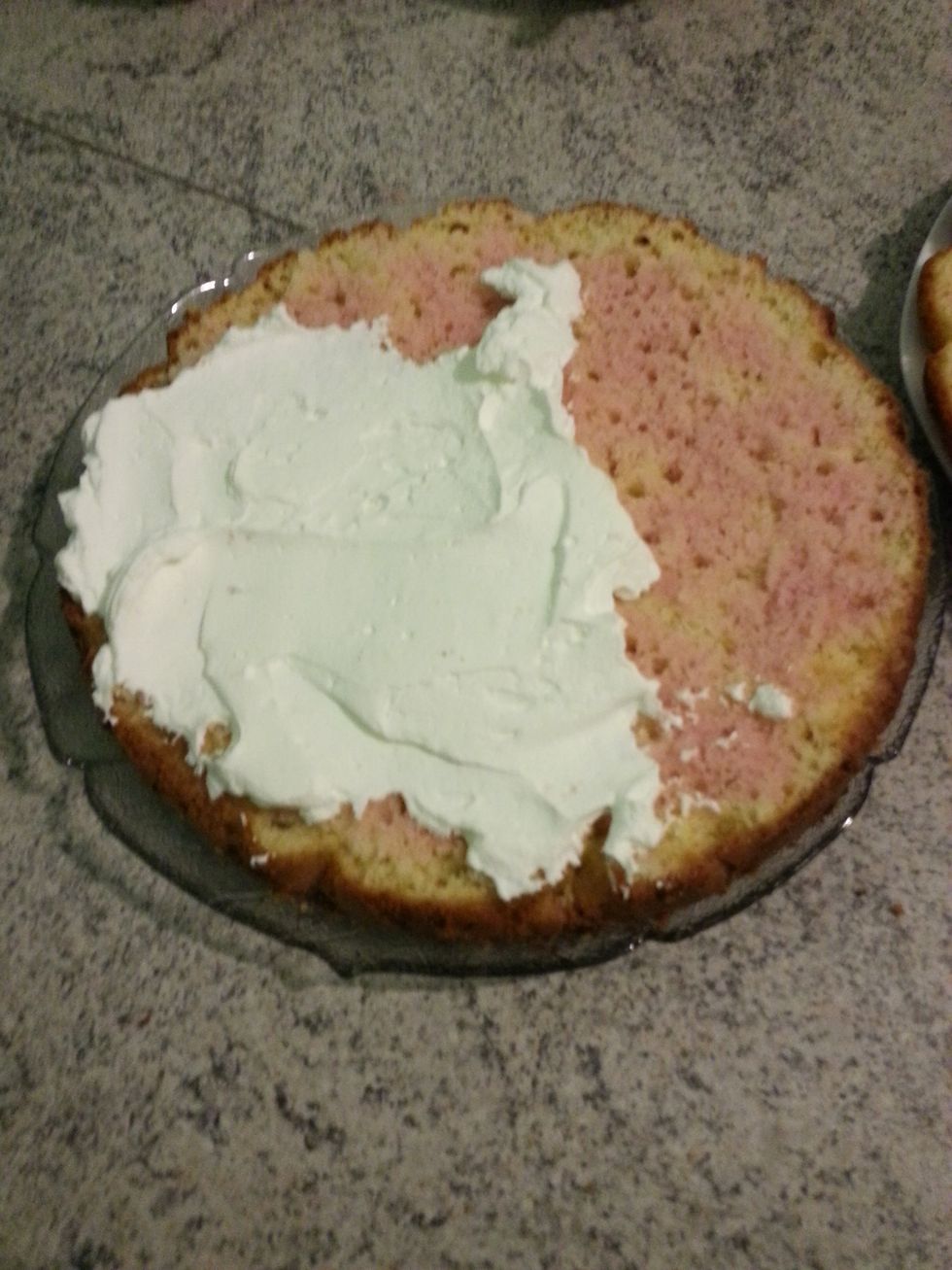 Cospargere met\u00e0 della torta con della panna montata