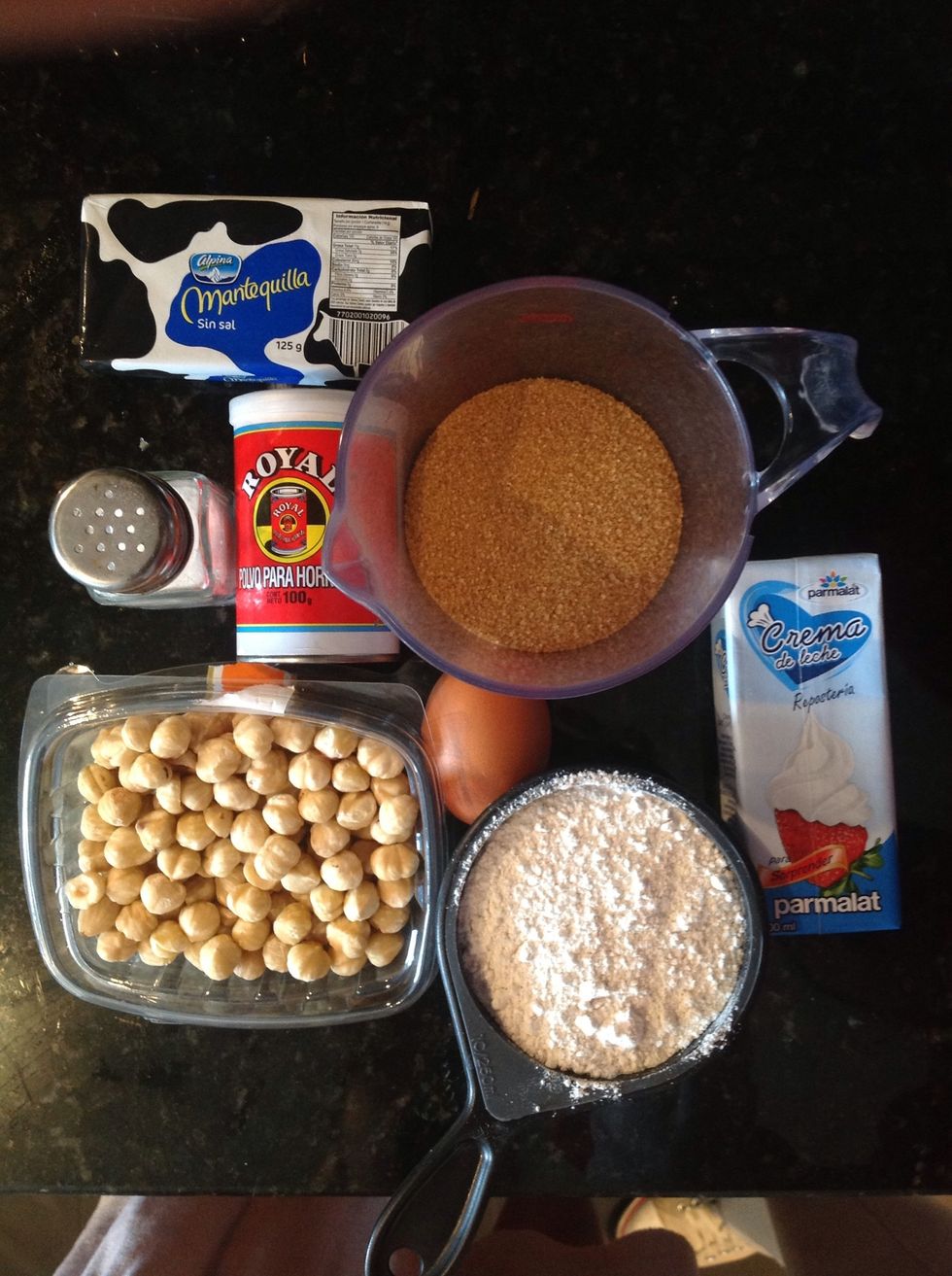 Costra y Relleno: 1tz. de harina, 1tz. de az\u00facar, 65grs. mantequilla fr\u00eda, pizca de sal. 100grs. de avellanas, 120 ml. de crema de leche, 1/2 cdta. de polvo de hornear, 1 huevo.