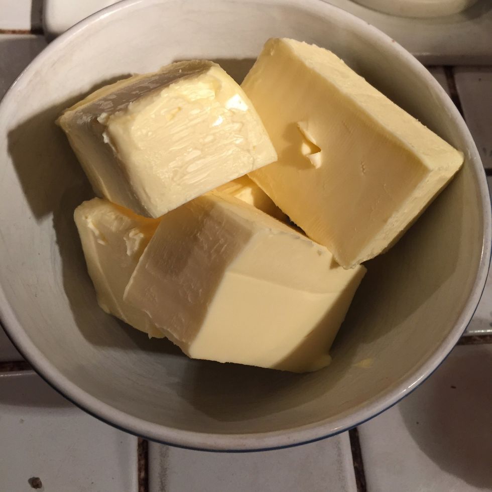 Couper le beurre en morceaux. Le placer dans un bol qui passe au micro-ondes.