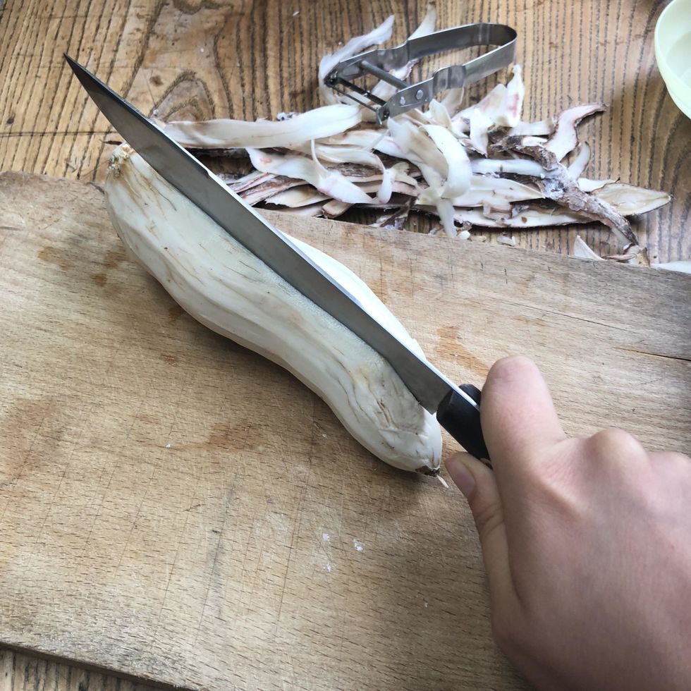 Couper le tubercule en 2. En retirer le c\u0153ur.