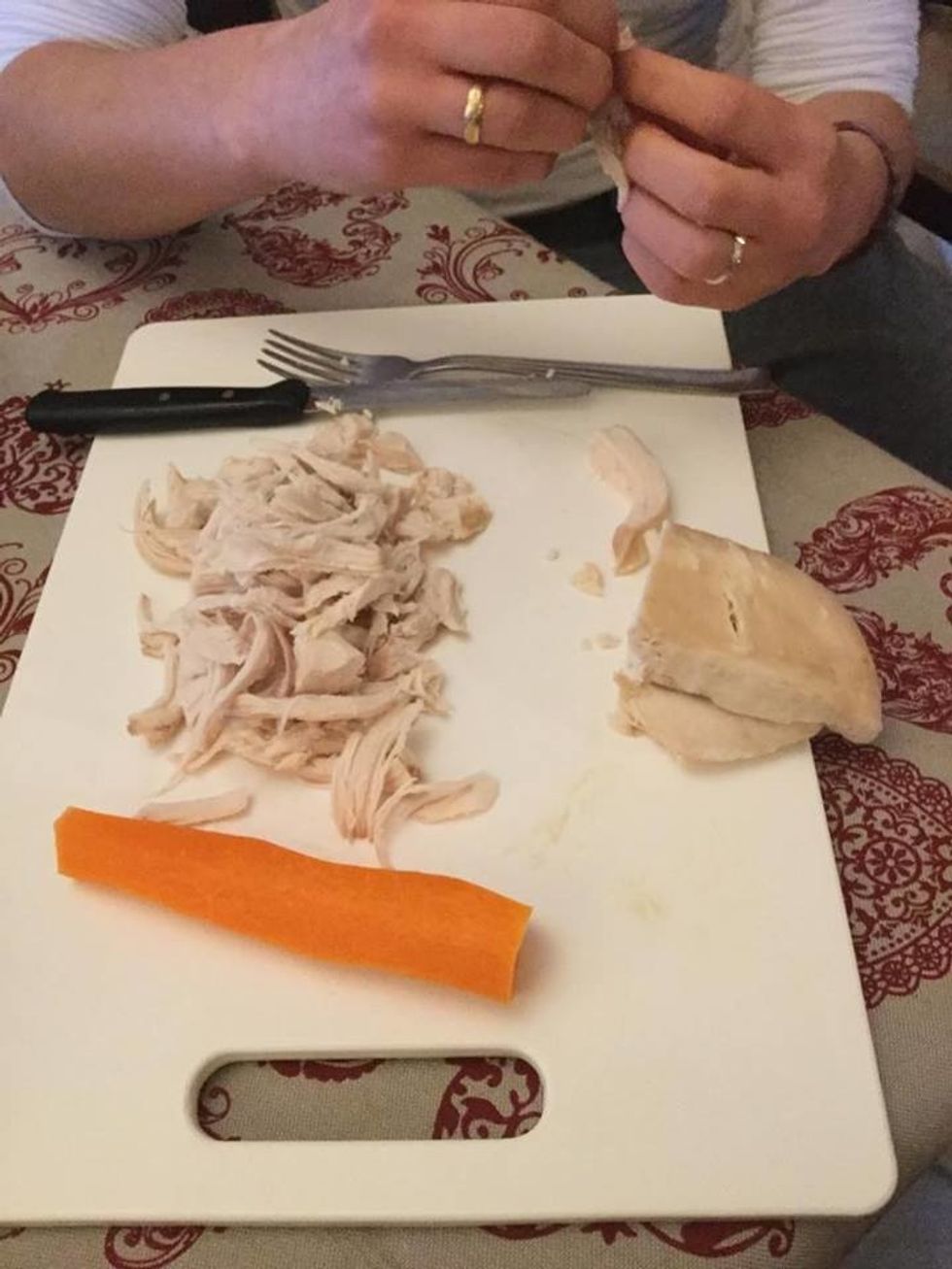 Couper les restes de poulet. Laver les l\u00e9gumes et couper les en julienne.