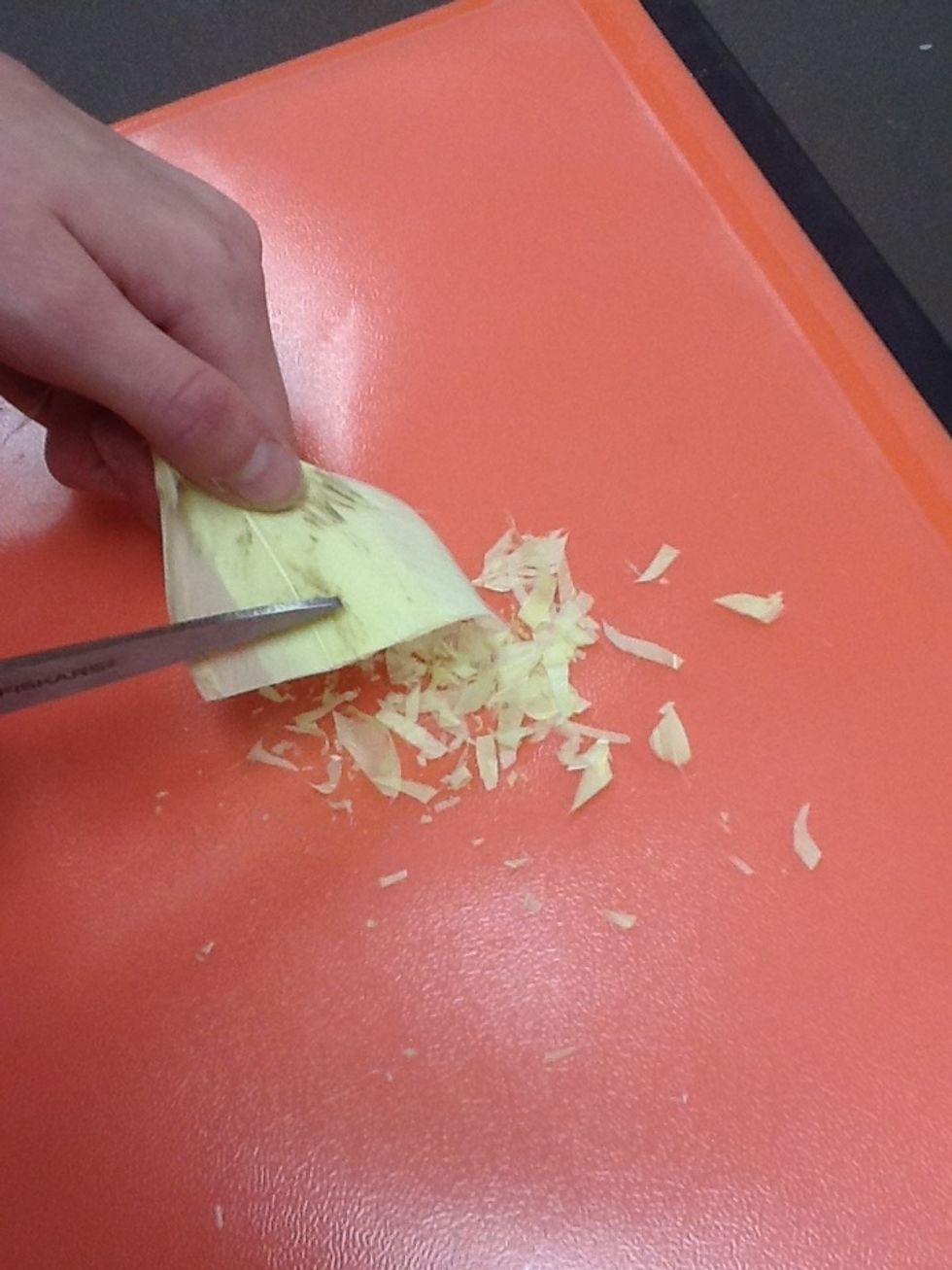 Coupez beaucoup de fromage. ( cut lots of cheese)