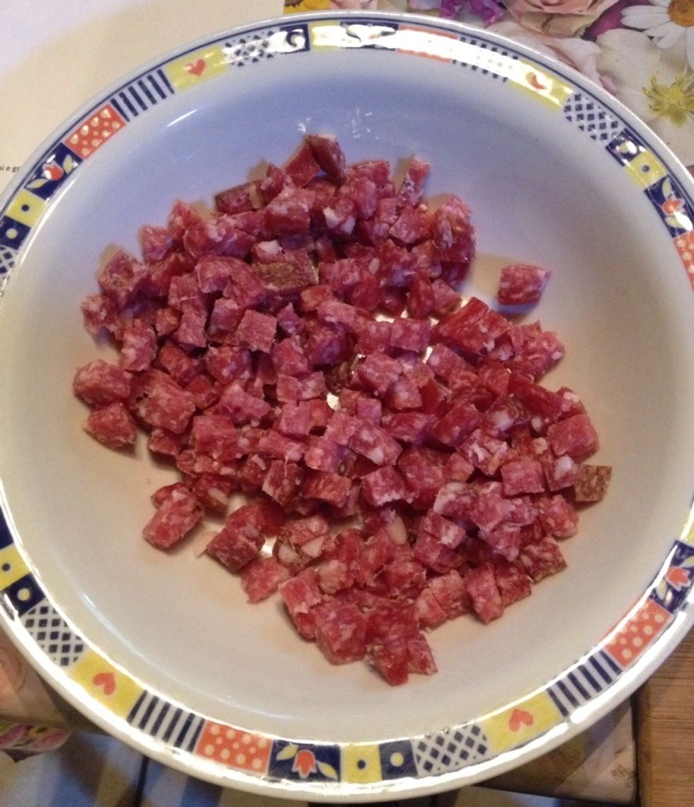 Coupez en petits morceaux la charcuterie.