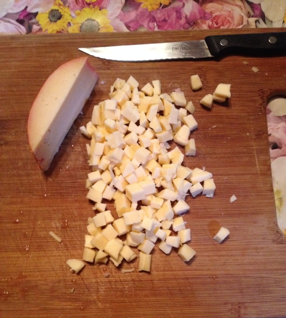 Coupez en petits morceaux le fromage.