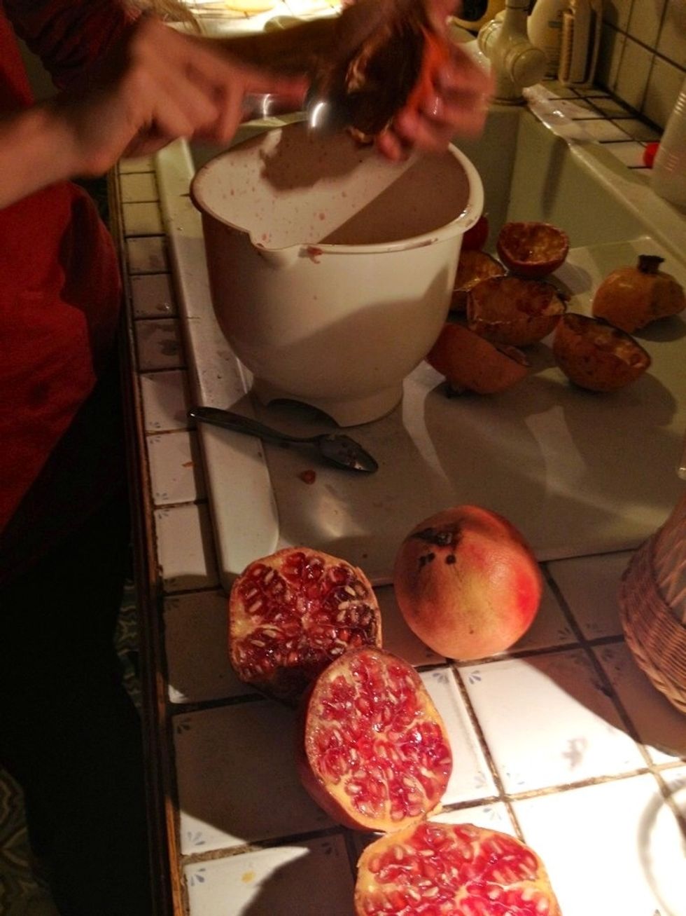 Coupez les grenades en deux et \u00e9videz-les.