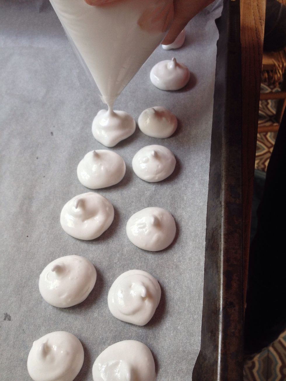Cover a baking sheet with parchment paper. Press the pastry bag to form a meringue (do not put the mixture on your hands).