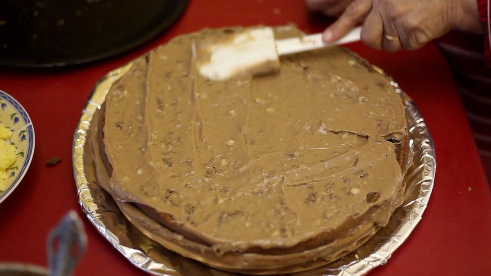 Cover again with another choc cake layer and your choc cream. You get the idea right? Choc, vanilla, choc, vanilla with chocolate cream in between.