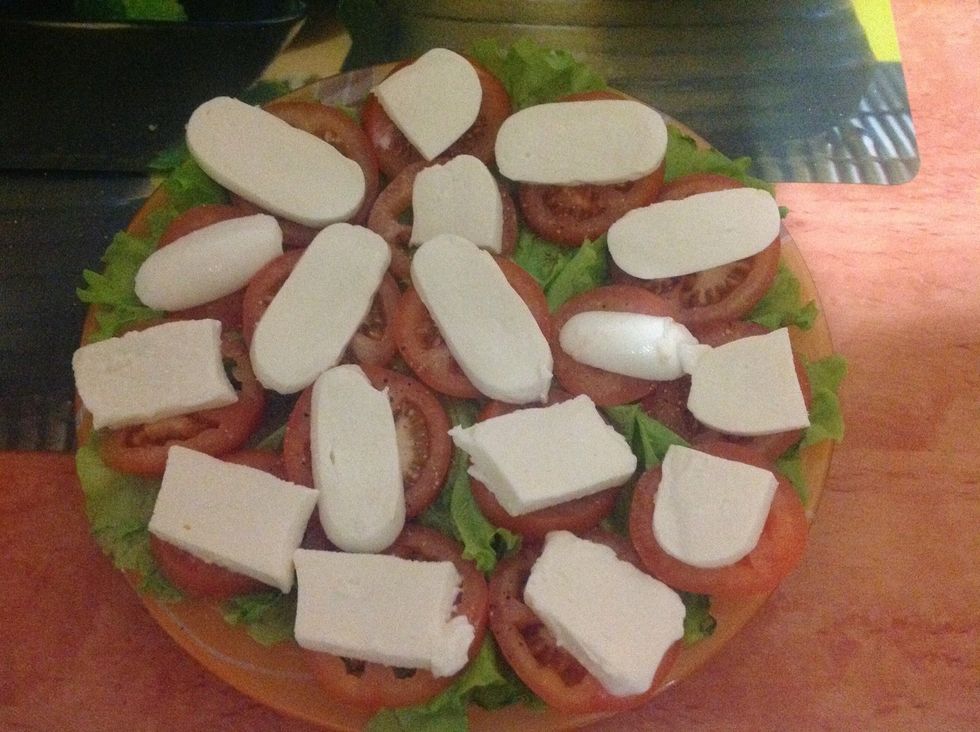 Cover each piece of tomato with mozzarella.