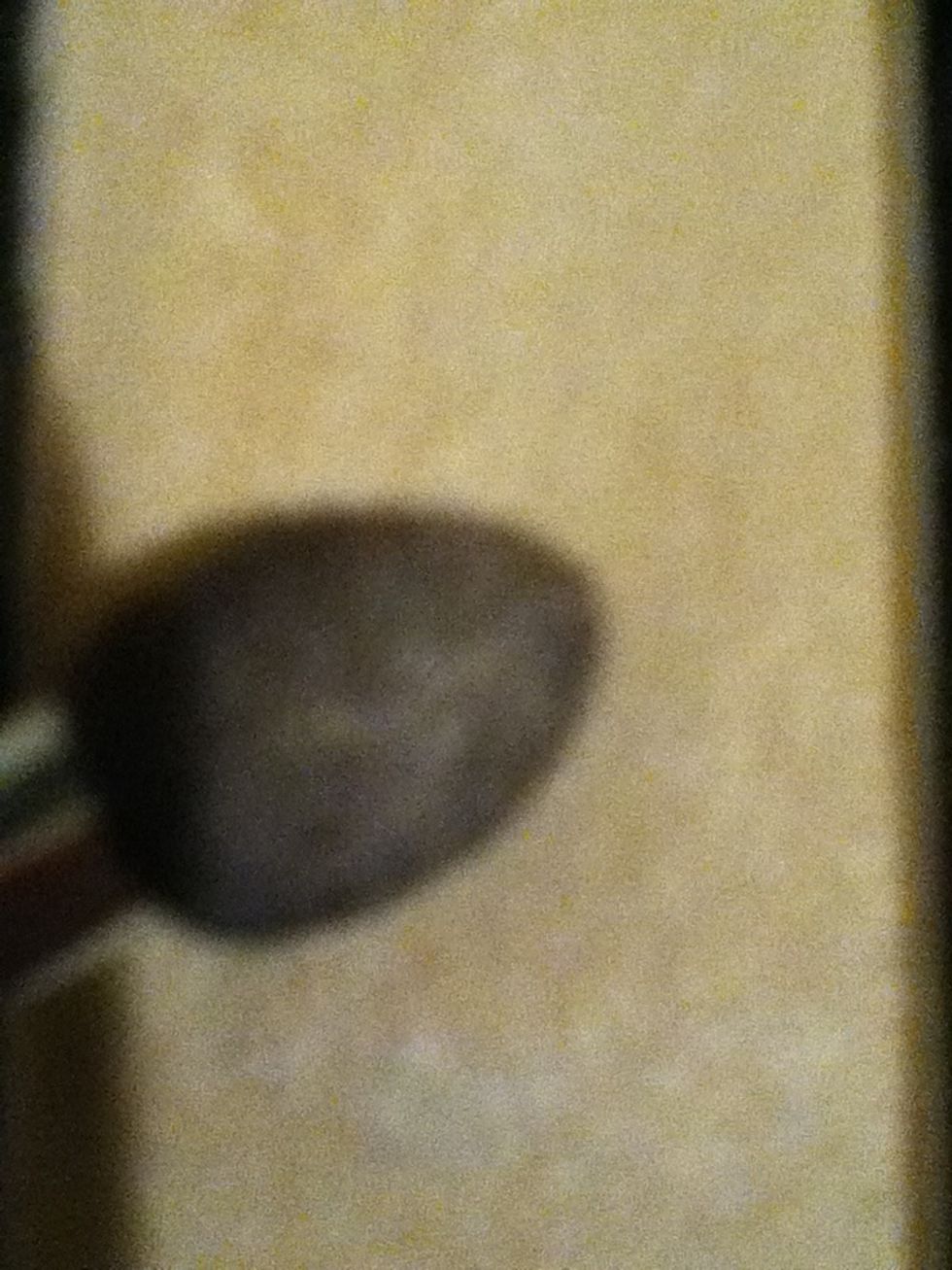 Cover eyelid with shiny light gold eyeshadow color