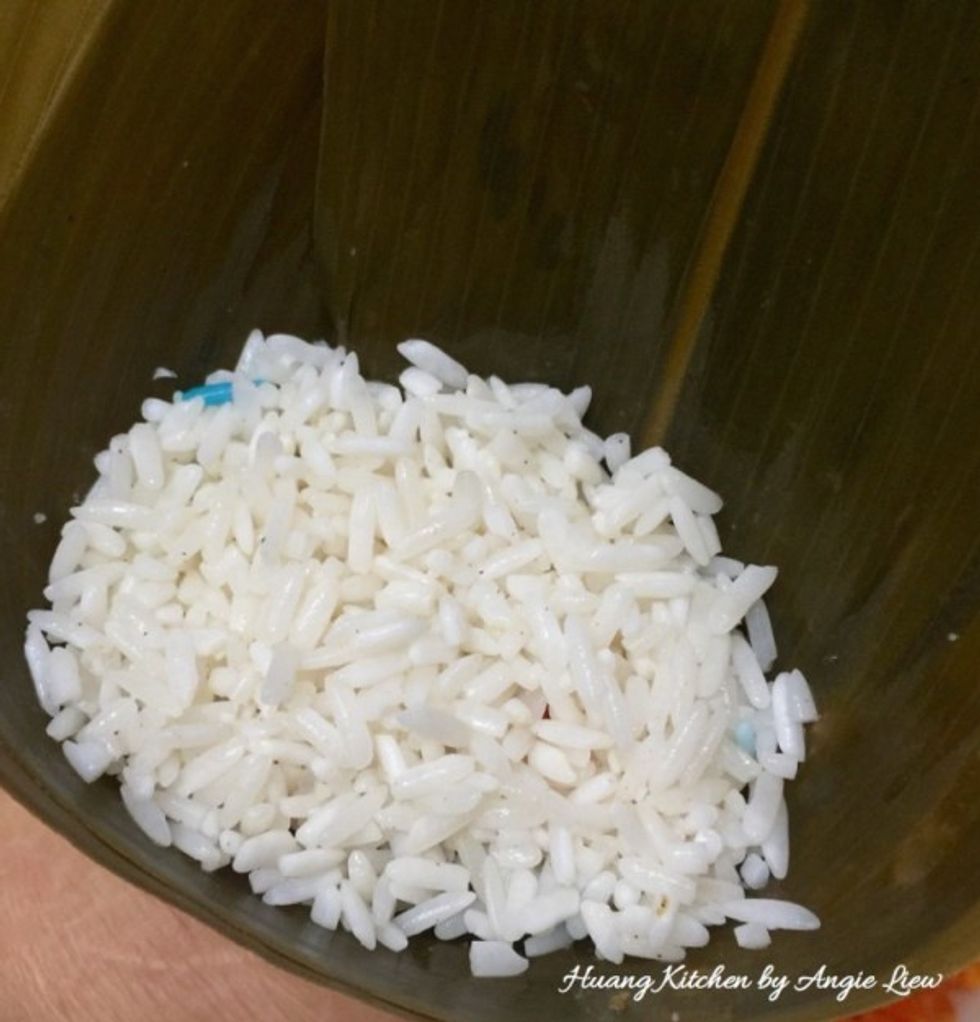Cover neatly with 1 tbsp of white glutinous rice. Press it down gently.
