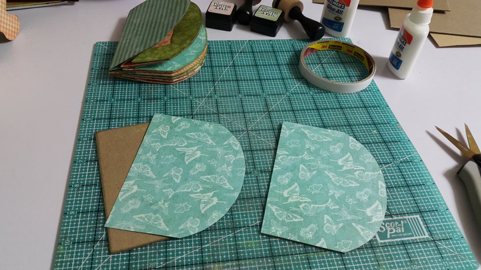 Cover one side of the chipboard with paper and leave aside