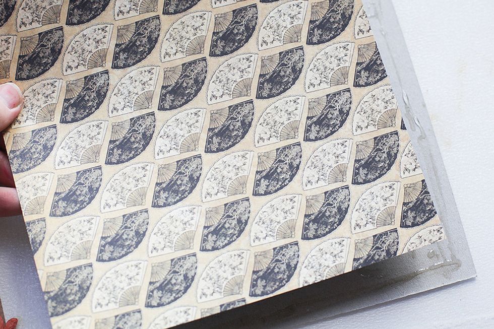 Cover the 8,2\u04458,2 sheet of 2mm cardboard with some suitable paper from the same or other Graphic45 collection. On the image you see the beautiful vintage paper from the Bird song collection.