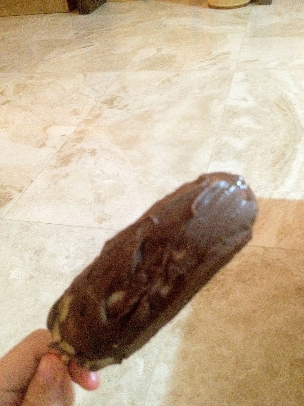 Cover the bananas with the chocolate and you have a delicious chocobanano ready to eat :)