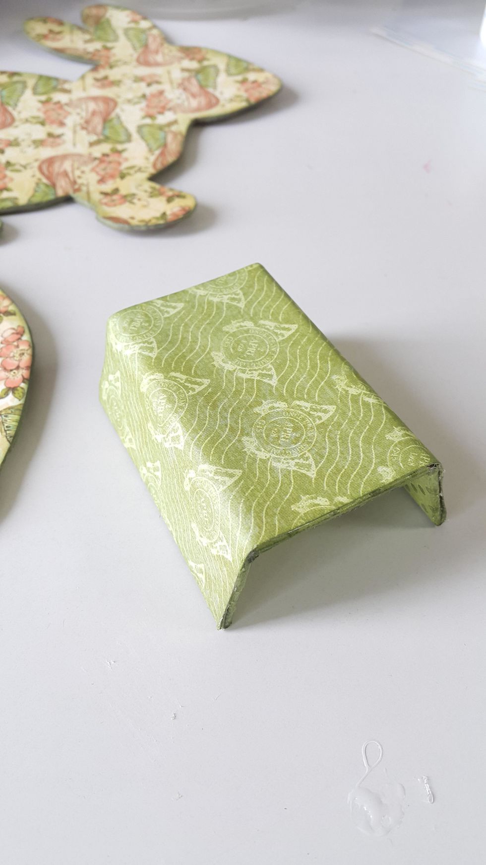 Cover the base of the holders with paper as well, and finally will be like this