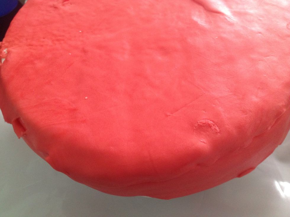 Cover the bottom of the cake in red icing