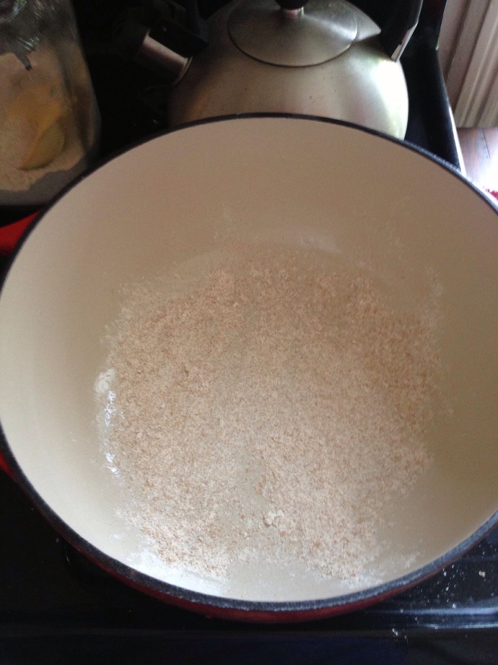 Cover the bottom of the Dutch oven with flour or non-stick paper, add the dough.