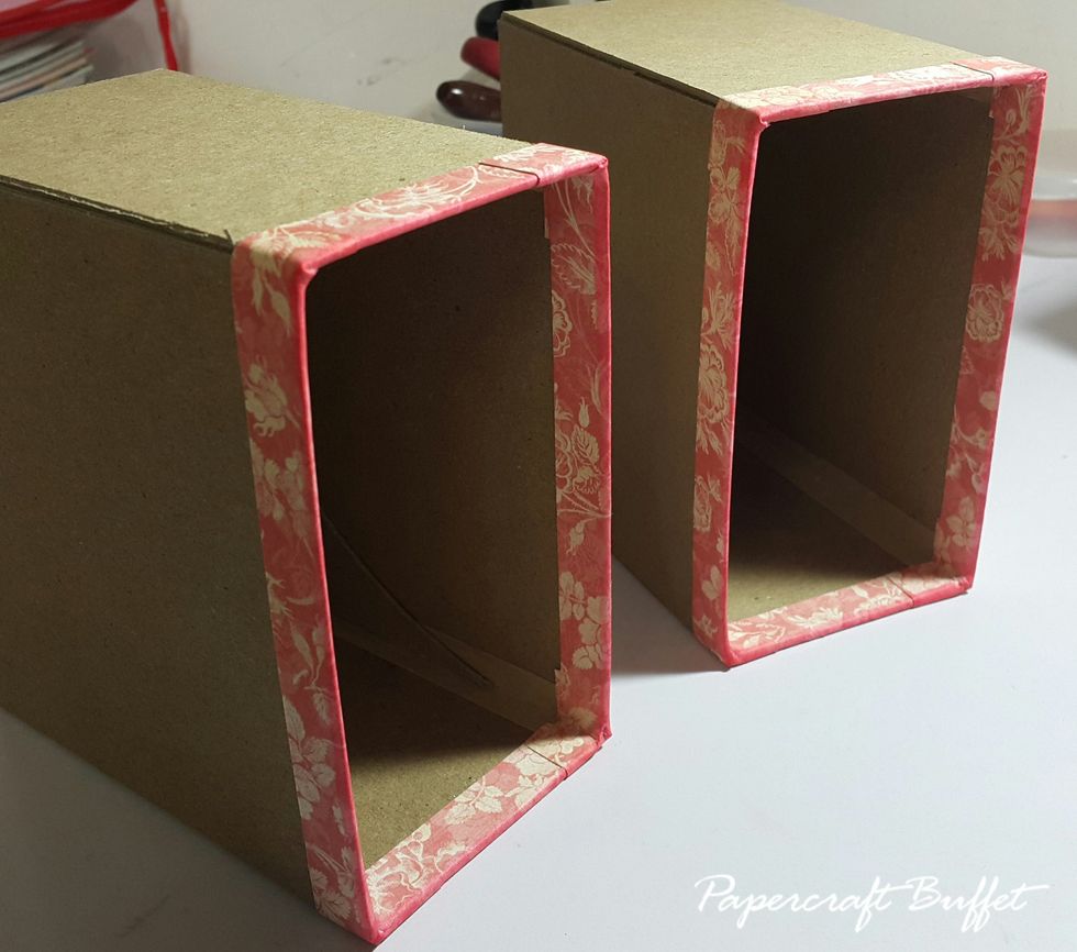 Cover the boxes edges with paper, apply Distress Ink.