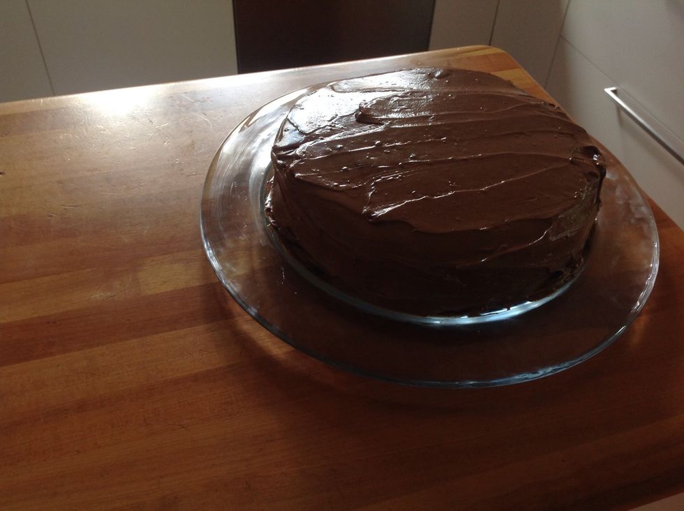 Cover the cake with icing