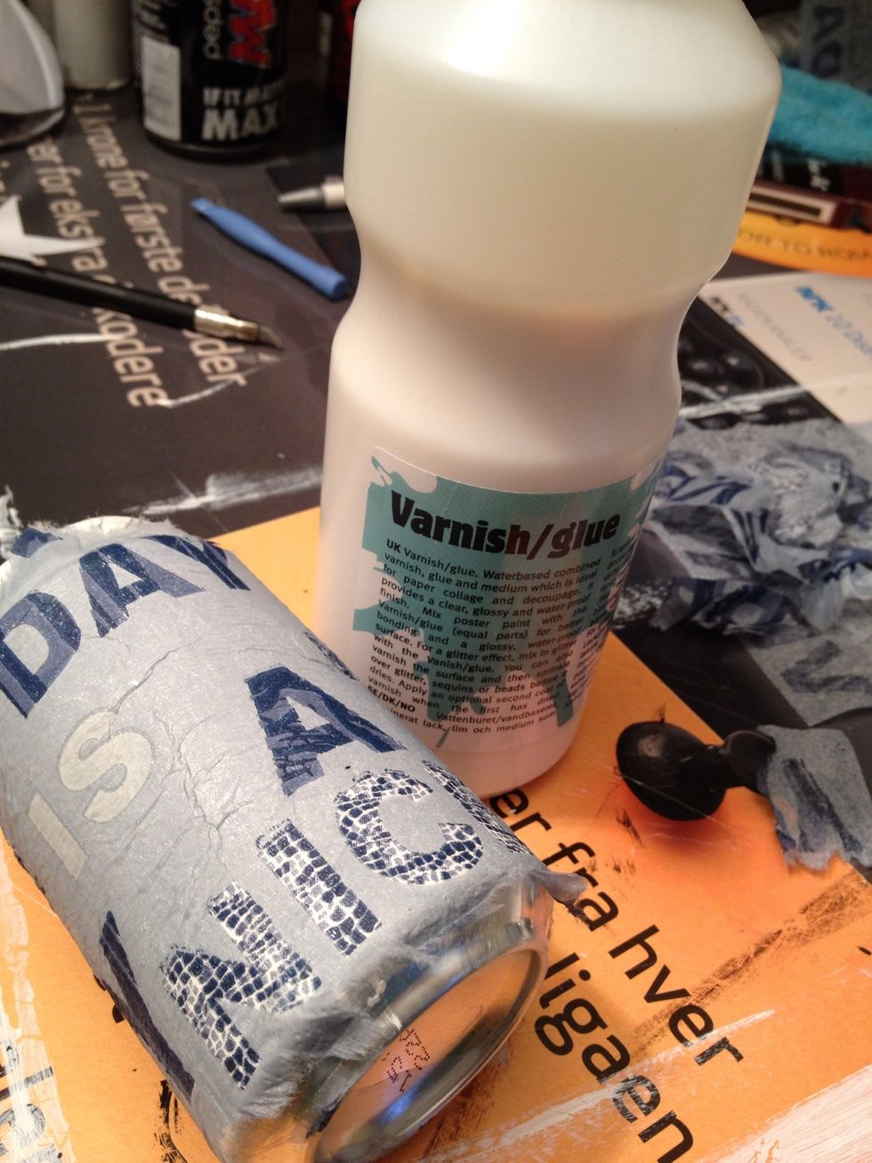 Cover the can and napkin in more decoupage glue, so that the napkin is protected. For best result, You may wanna cover it 2-3 times with glue