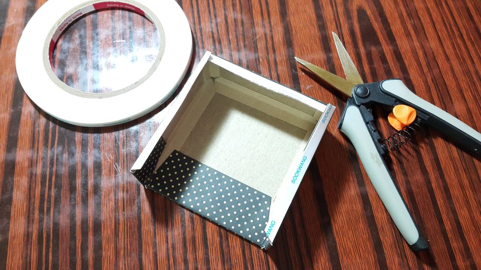 Cover the card top with your favourite Graphic 45 papers and left 1/4" to be adhere on the planner box