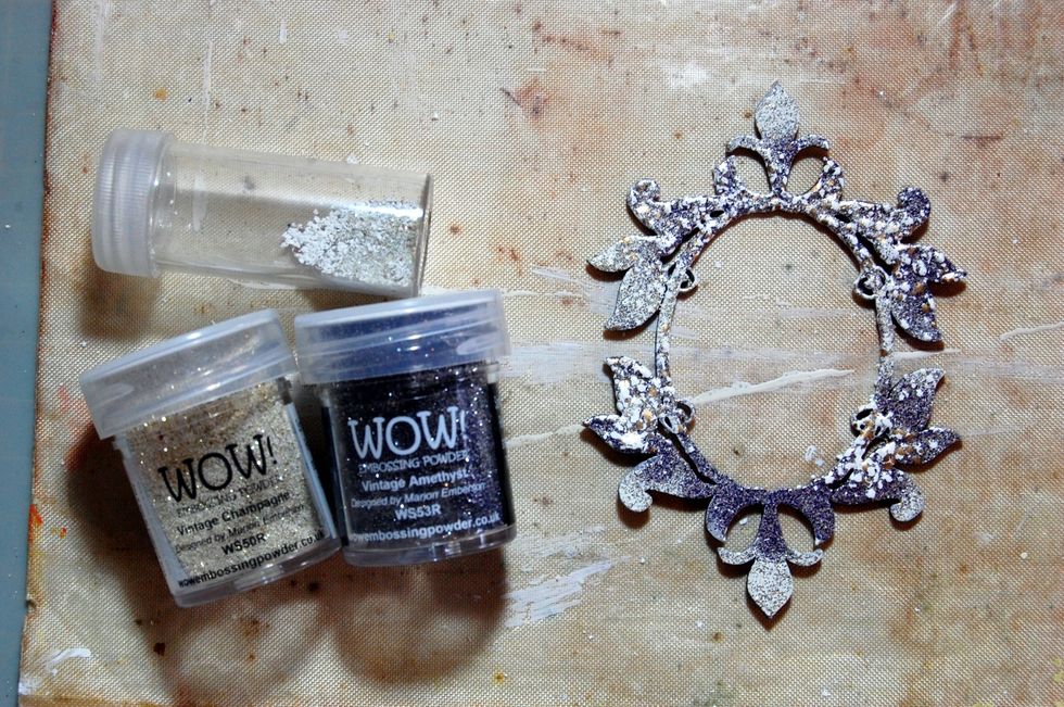 Cover the chipboard with embossing powder. When the gesso was dry I used 3 different embossing powders, one was a Stampendous frantage Antique white to add texture.