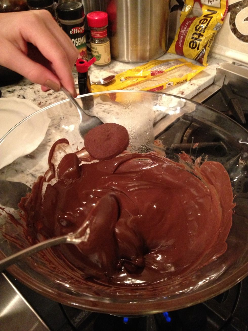 Cover the cooled cookies with the chocolate and peppermint coating.