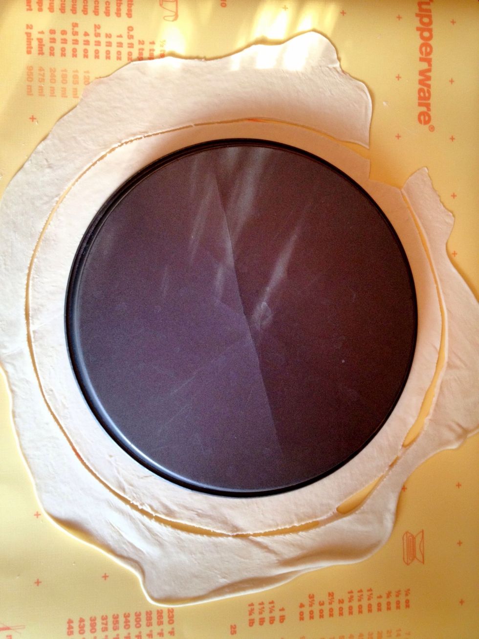 Cover the dough with a pan and cut the excess of the dough.