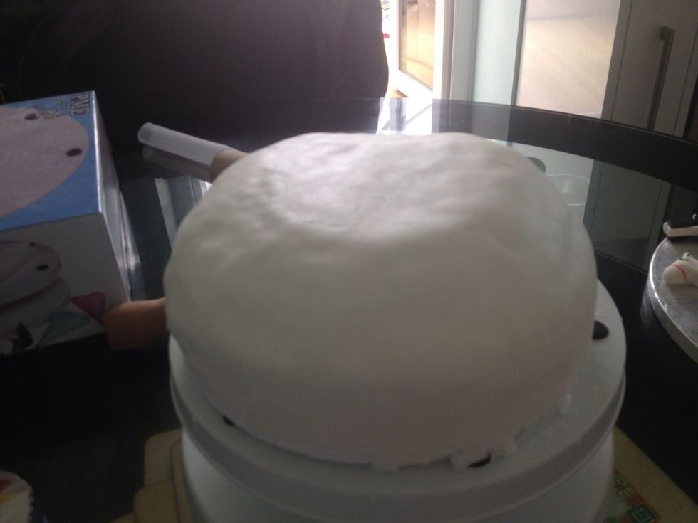Cover the first 10" cake white icing