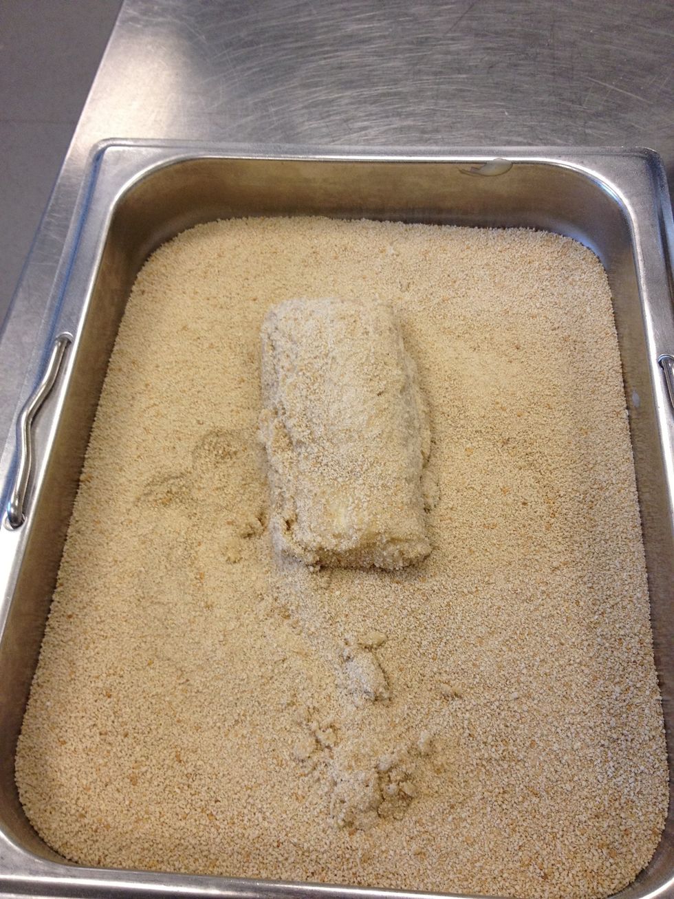 Cover the fish with breadcrumbs.