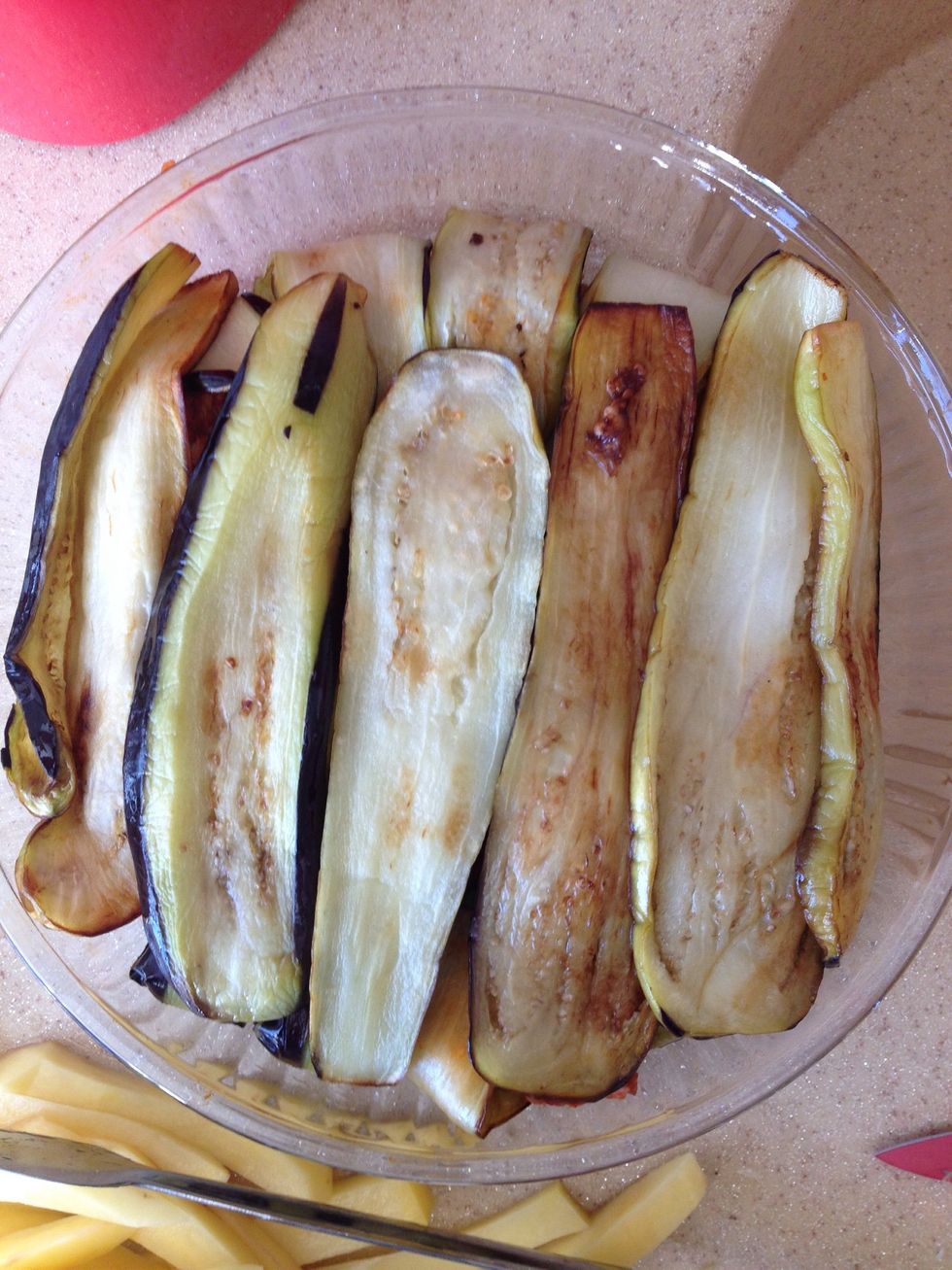 Cover the meatballs with the other half of the eggplants