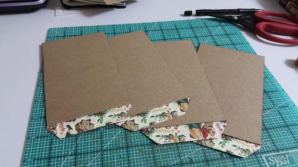 Cover the outside walls of the house with papers, left 1" to connect the base