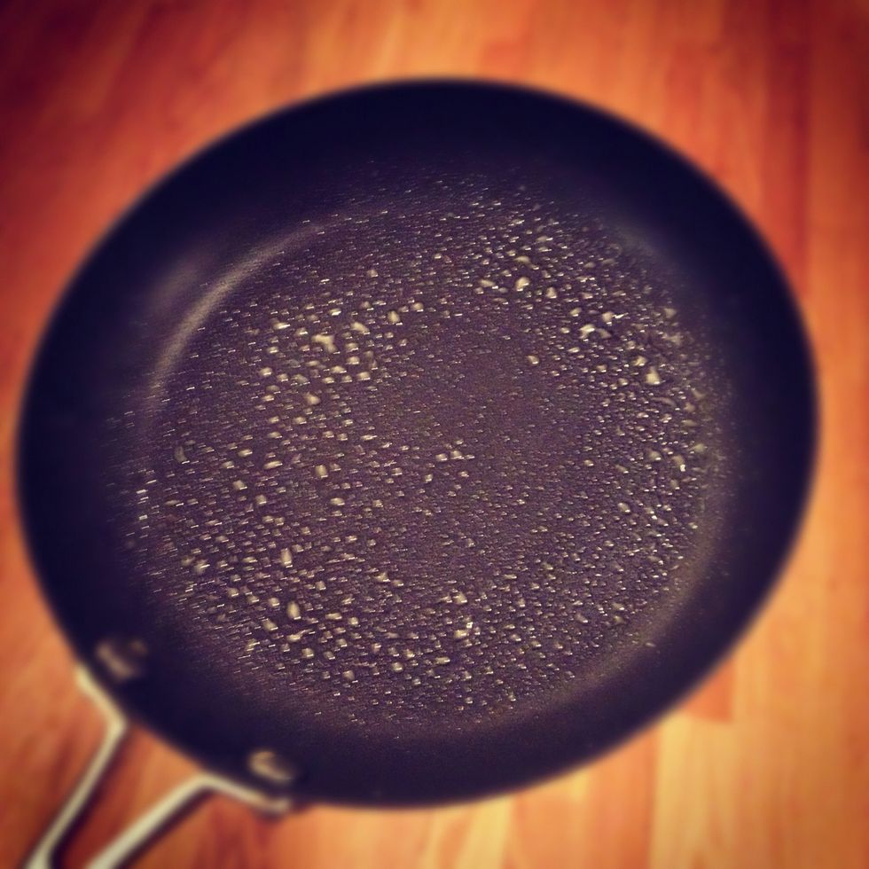 Cover the pan with oil. ----- Empapa la sart\u00e9n en aceite.