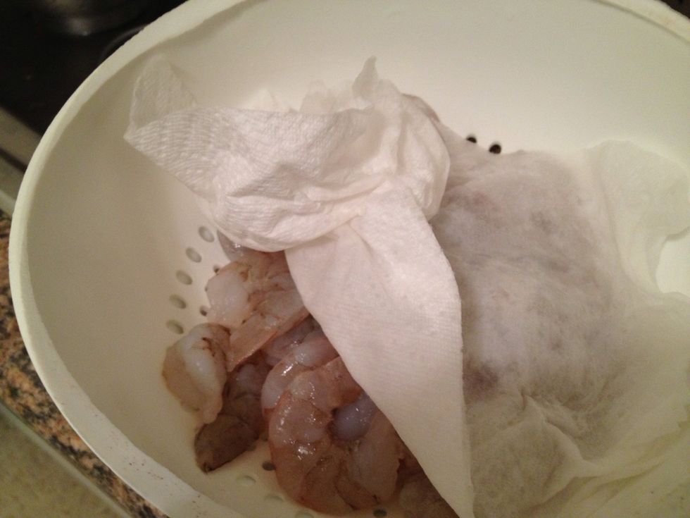 Cover the peeled shrimp with a damp paper towel and put them in the refrigerator.