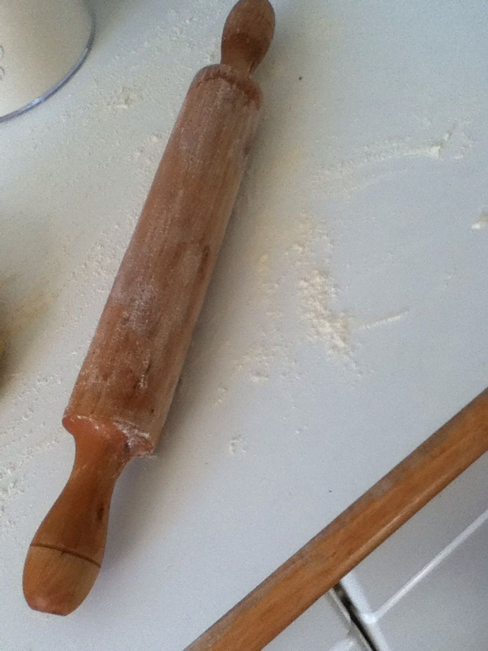Cover the rolling pin in flour.