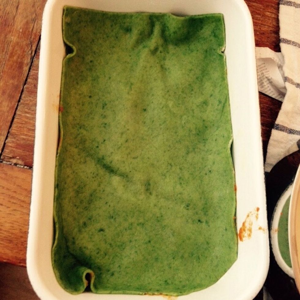 Cover wit ha first sheet of pasta.