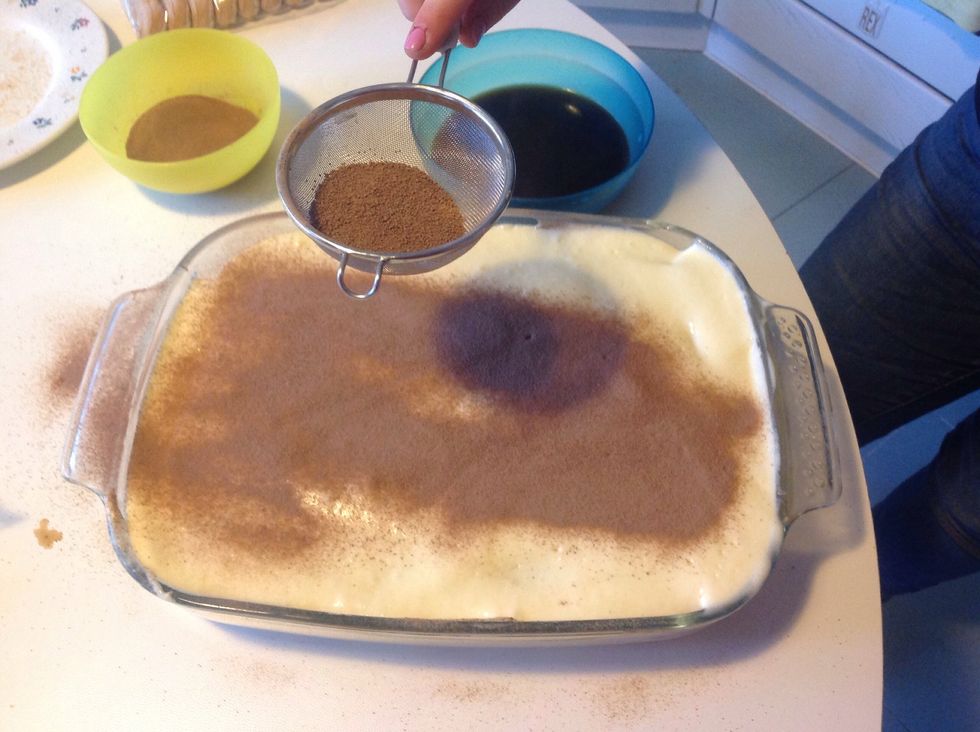 Cover with a layer of cream. Repeat and finish with a layer of cream. Finally sprinkle with cocoa powder and refrigerate for a few hours to shrink the sweet and Enjoy.