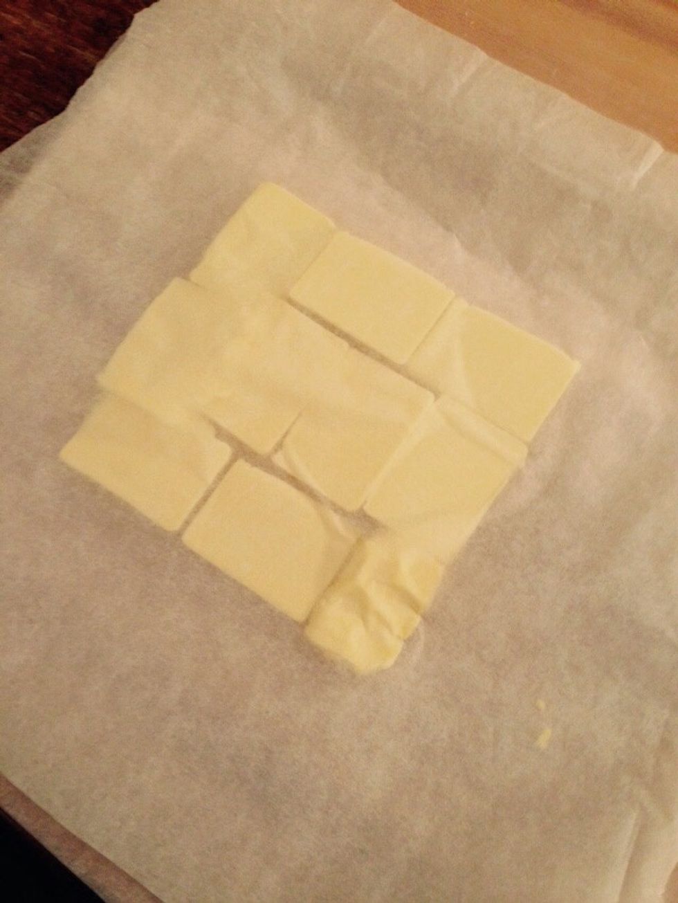 Cover with a second sheet of wax paper and flatten it with a rolling pin to achieve a 20x20cm square