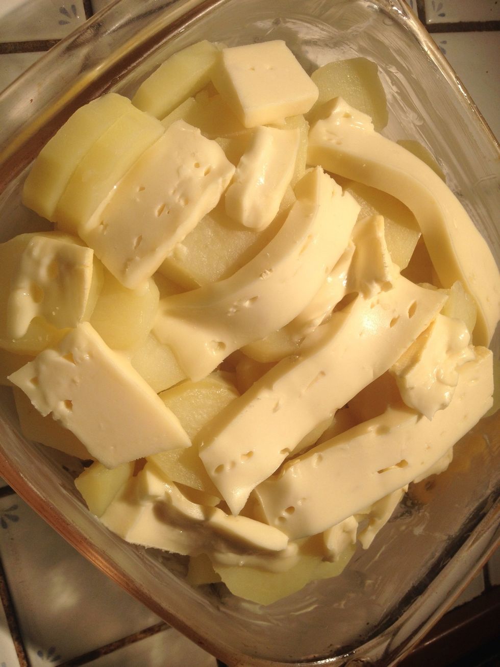 Cover with cheese tartiflette. Salt and pepper.