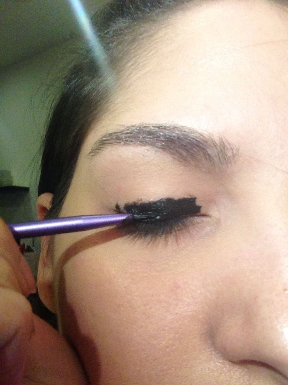 Cover your eyelid with any black gel eye liner, you don't have to be very particular because we will blend it in later