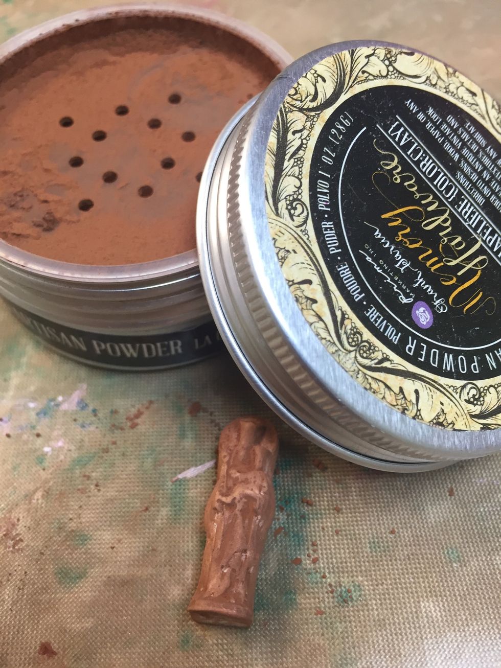 Cover your Madonna in artisan powder