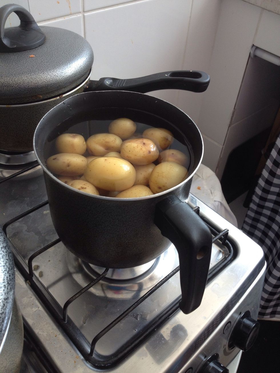 Cozinhe as batatas, mas elas n\u00e3o podem ficar desmanchando, o ideal \u00e9 deix\u00e1-la al dente.