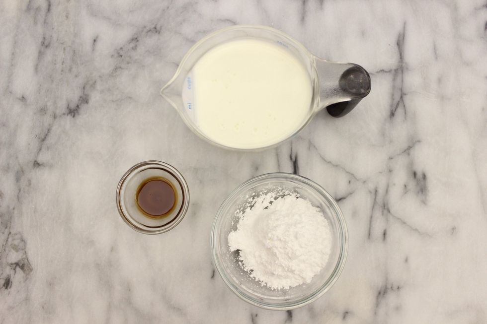 Cr\u00e9me chantilly (vanilla whipped cream) filling: 238 ml whipping/heavy cream (cold), 4 tbsp confectioner's/powdered sugar and 1/2 tsp pure vanilla extract.