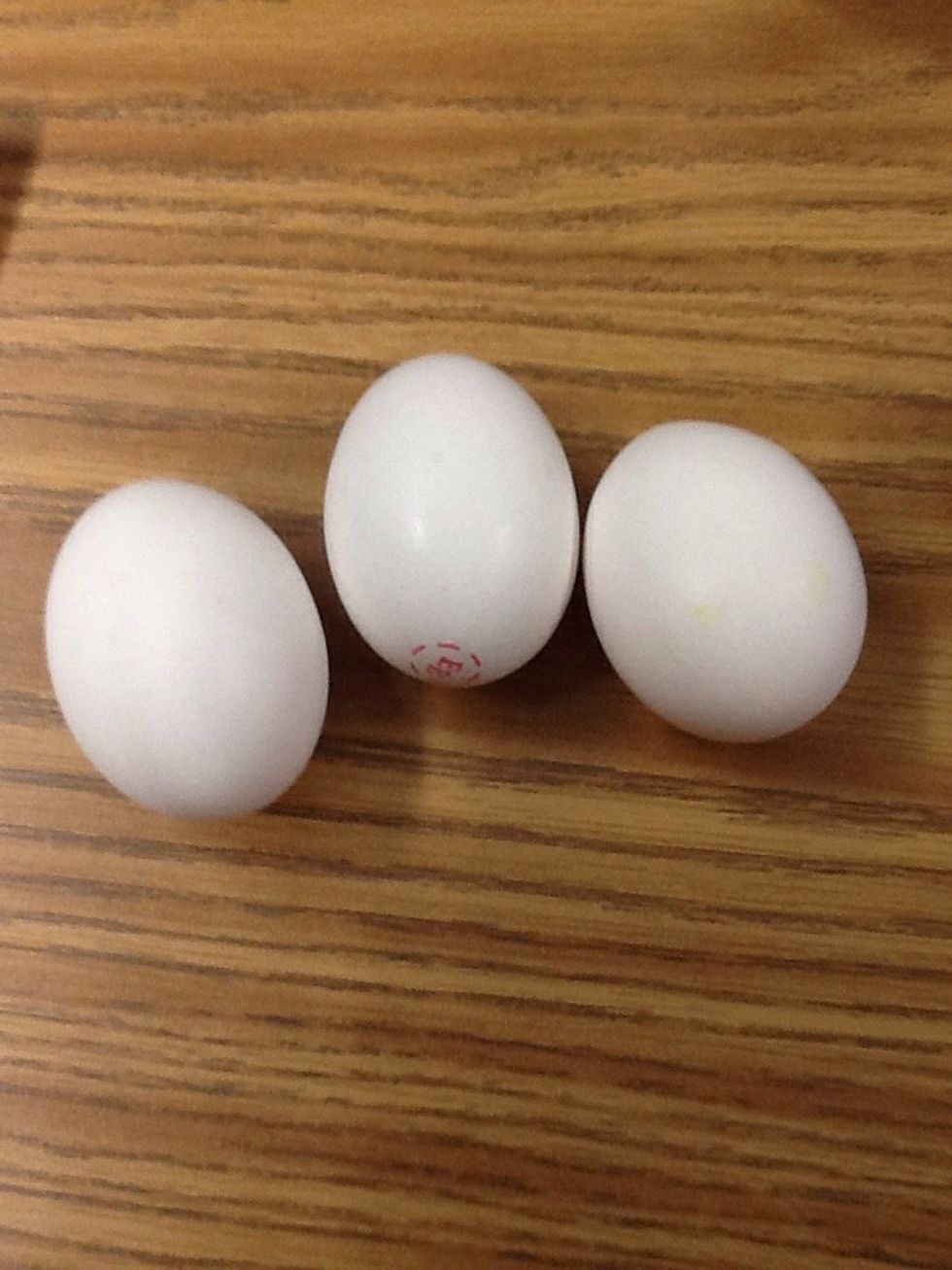 Crack 3 eggs, separate the egg whites and yolk. Put in the bowl.