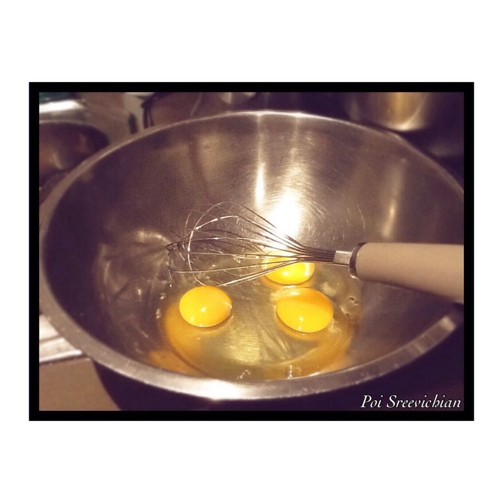 Crack 3 eggs