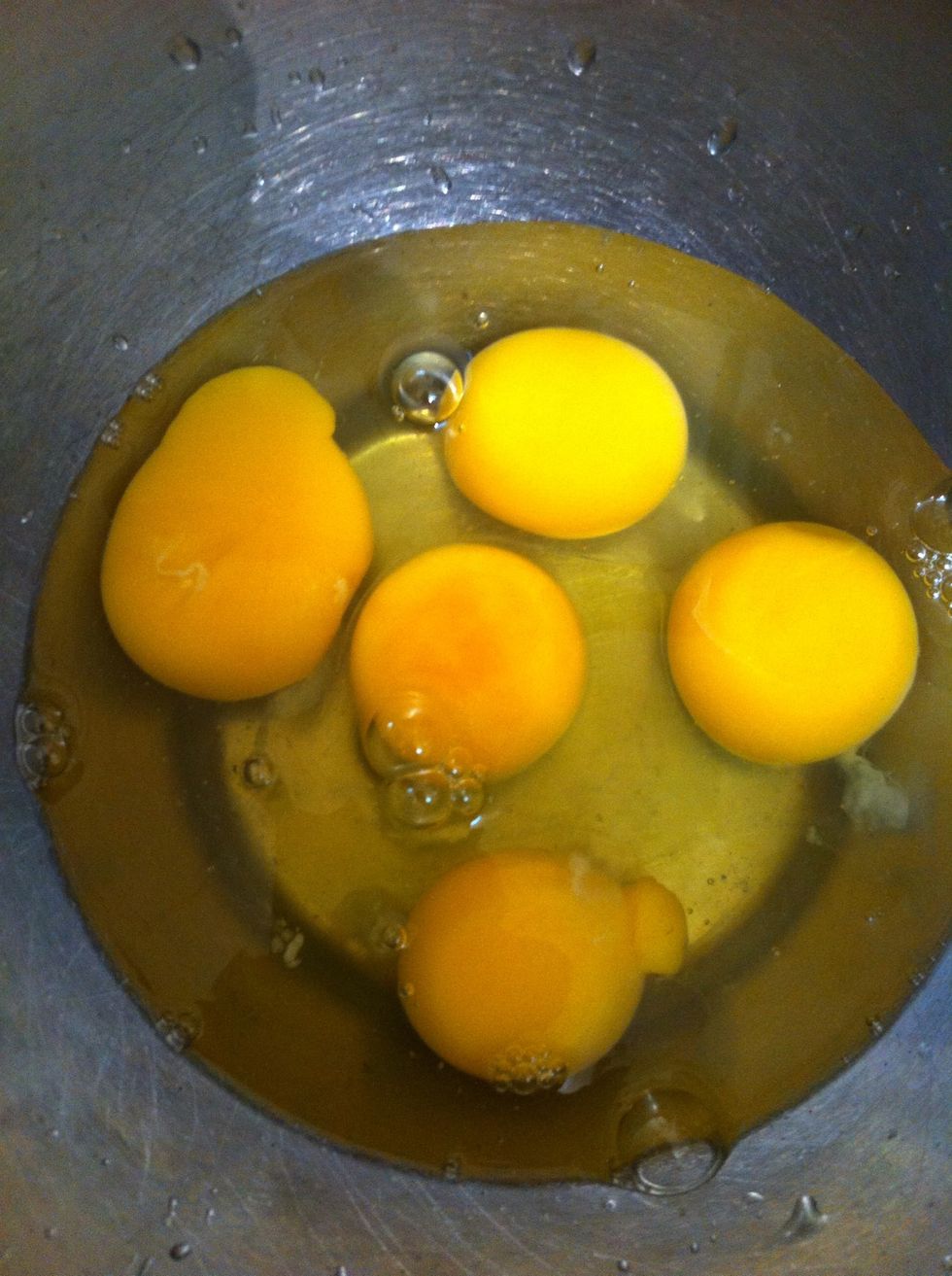 Crack 5 eggs in a deep bowl n whisk