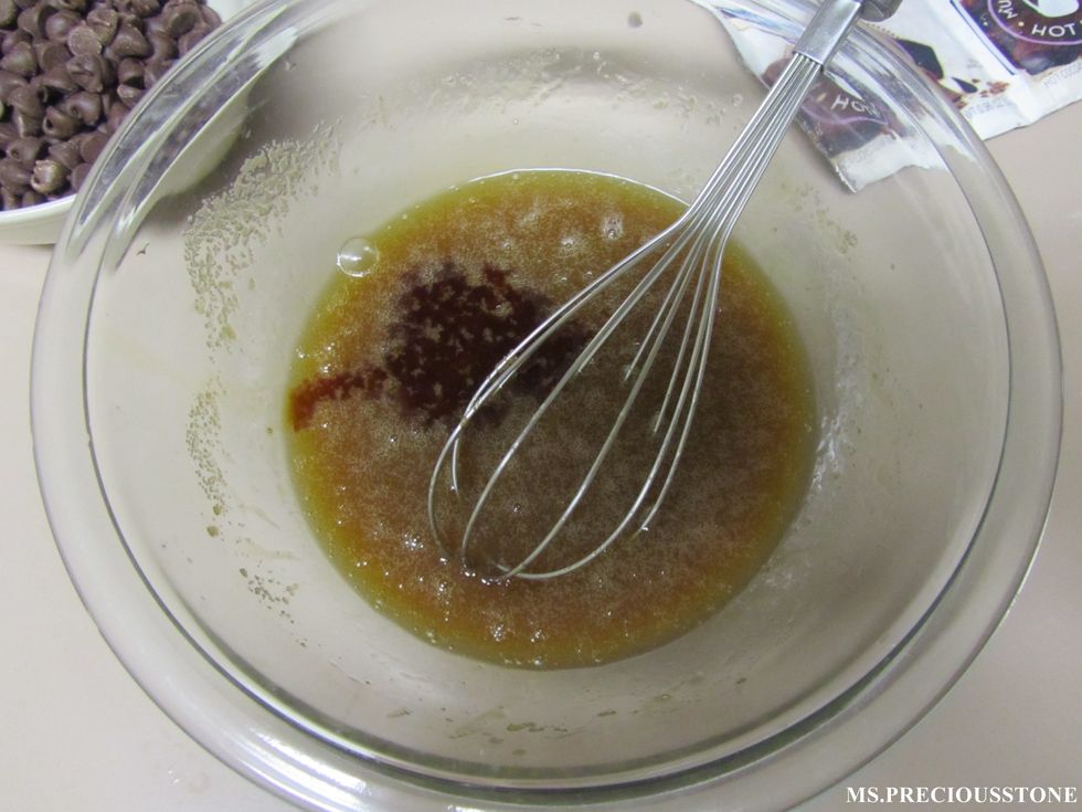 Crack an egg to a bowl with melted butter. Add brown sugar and vanilla extract. Beat until smooth.