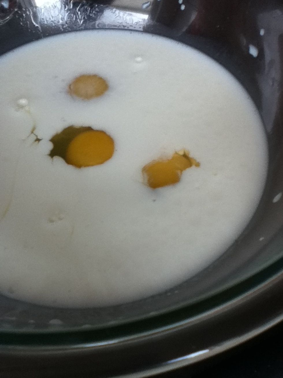 Crack the 3 eggs and put it in the milk