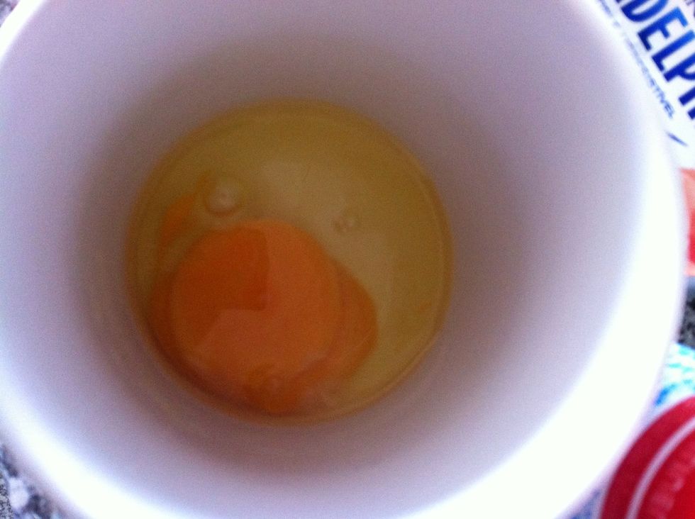 Crack the egg on the mug