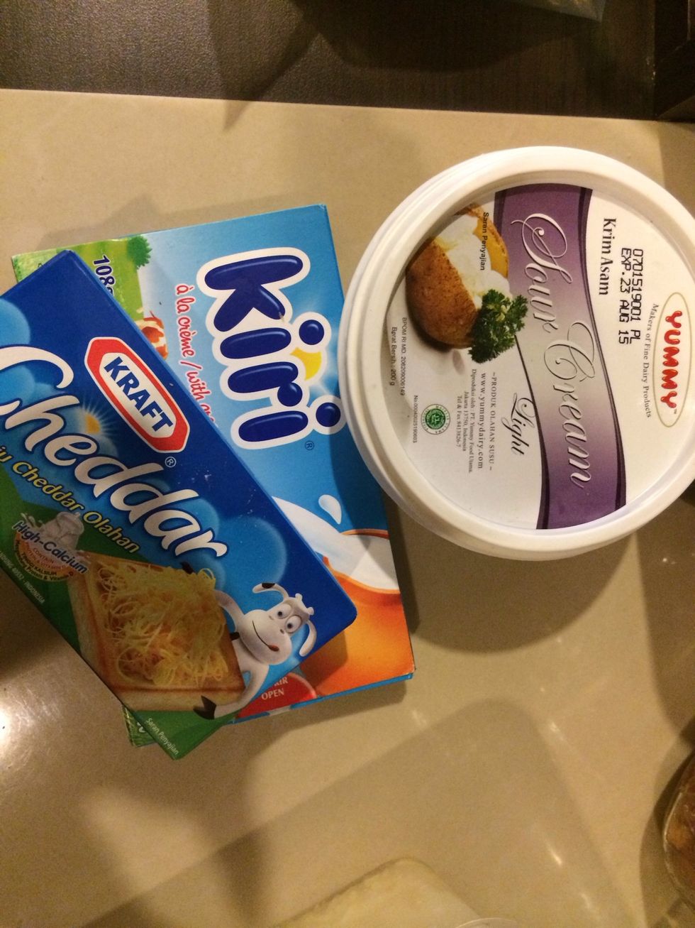 Cream cheese, cheddar cheese, goat cheese/ feta , sour cream, And mozarella for springkle