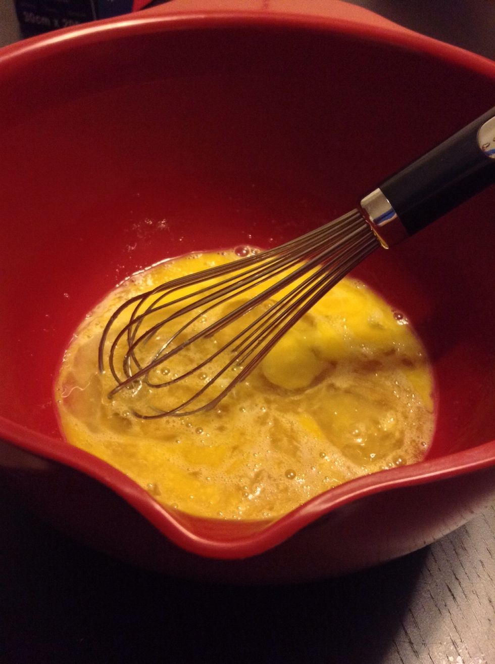 Cream eggs, sugar, vanilla and milk in a large bowl.